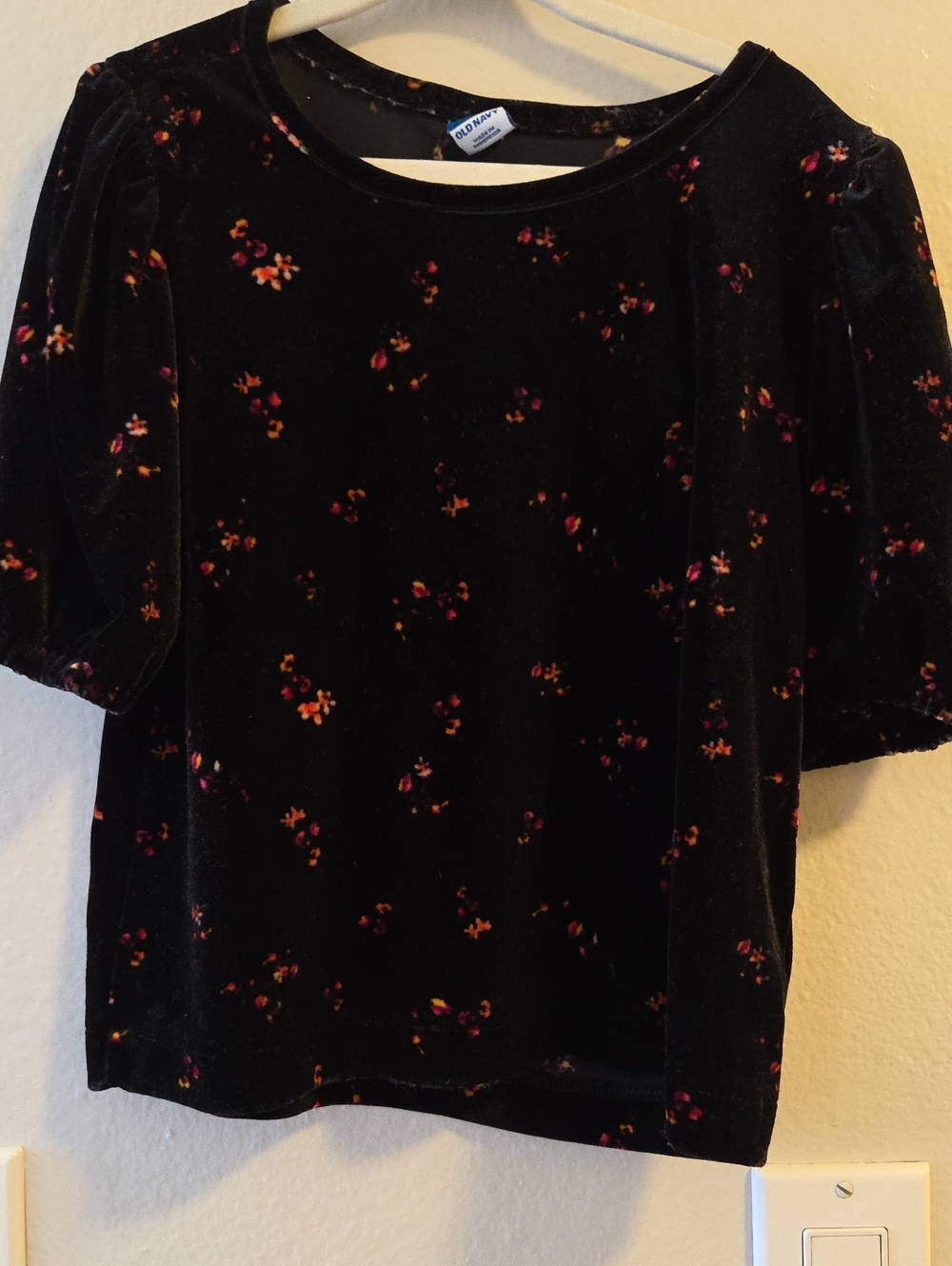 Old Navy Black Velvet Puff-Sleeve Floral Tee